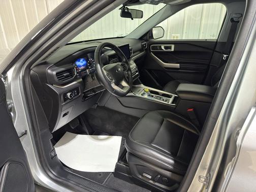 Iconic Silver Metallic 2022 Ford Explorer XLT