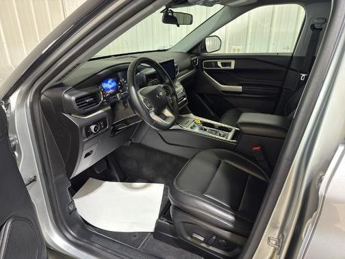Iconic Silver Metallic 2022 Ford Explorer XLT