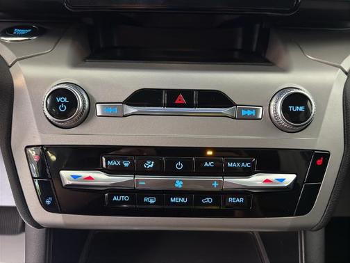 Iconic Silver Metallic 2022 Ford Explorer XLT