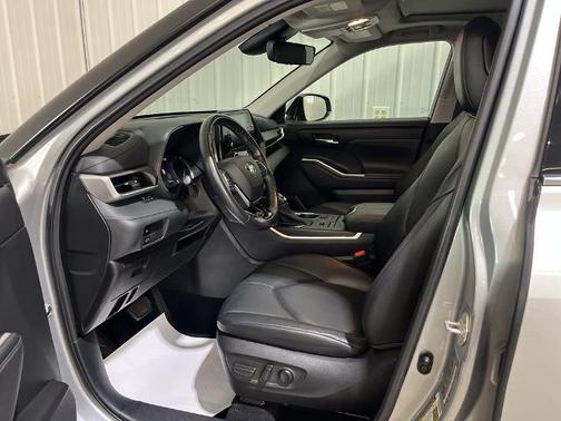 Celestial Silver Metallic 2021 Toyota Highlander XLE