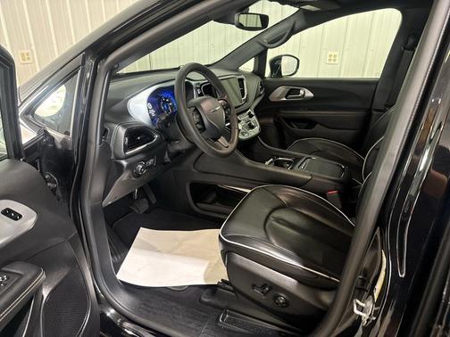Diamond Black Crystal Pearlcoat 2025 Chrysler Pacifica Limited