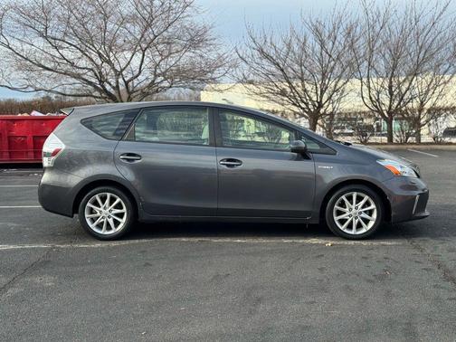 2014 Toyota Prius v Five