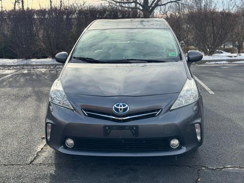 2014 Toyota Prius v Five