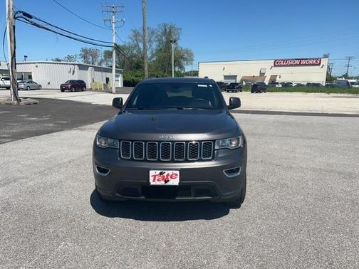 Photo 2 of 17 of 2018 Jeep Grand Cherokee Laredo
