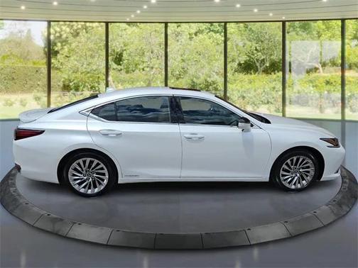 2022 Lexus ES 300h Luxury
