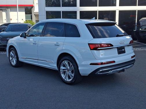 Glacier White Metallic 2023 Audi Q7 55 Premium Plus