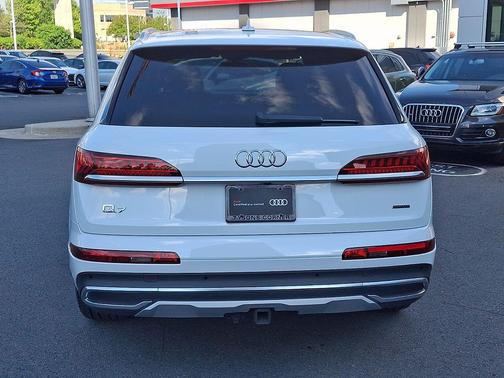 Glacier White Metallic 2023 Audi Q7 55 Premium Plus