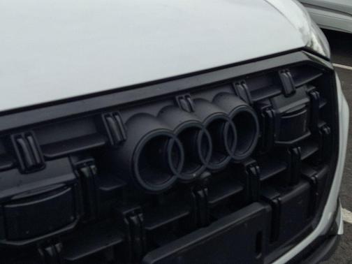 Glacier White 2025 Audi Q7 55 Prestige
