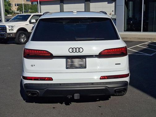 Glacier White 2025 Audi Q7 55 Prestige
