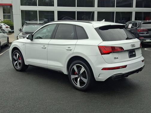Glacier White Metallic 2024 Audi Q5 45 S line Premium Plus