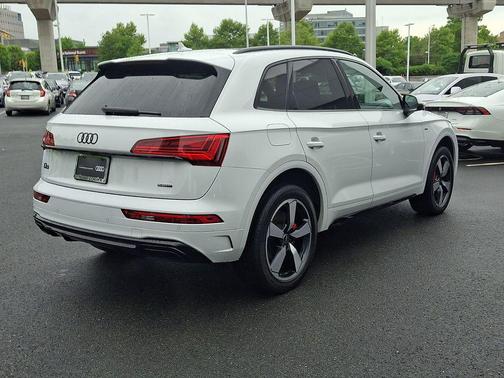 Glacier White Metallic 2024 Audi Q5 45 S line Premium Plus