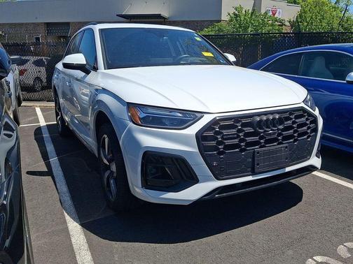 Glacier White Metallic 2024 Audi Q5 45 S line Premium Plus