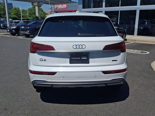Glacier White Metallic 2023 Audi Q5 40 Premium