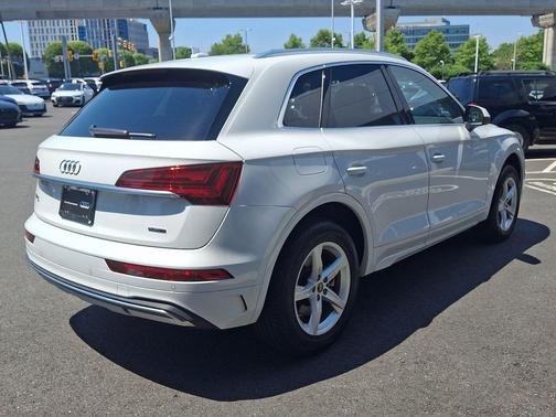 Glacier White Metallic 2023 Audi Q5 40 Premium