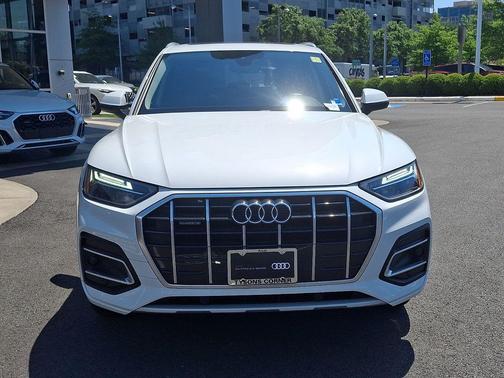 Glacier White Metallic 2023 Audi Q5 40 Premium