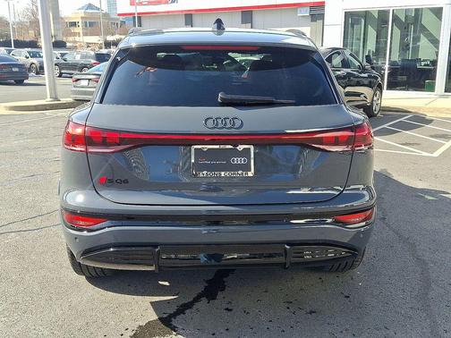 2025 Audi SQ6 e-tron Prestige quattro