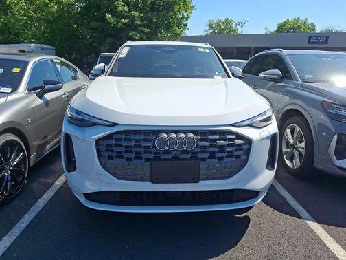 Glacier White Metallic 2025 Audi Q5 Premium TFSI quattro S tronic
