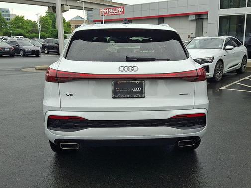 Glacier White Metallic 2025 Audi Q5 Premium TFSI quattro S tronic