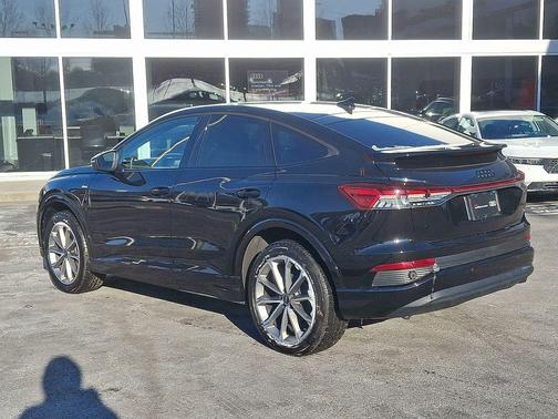 2022 Audi e-tron Premium Plus