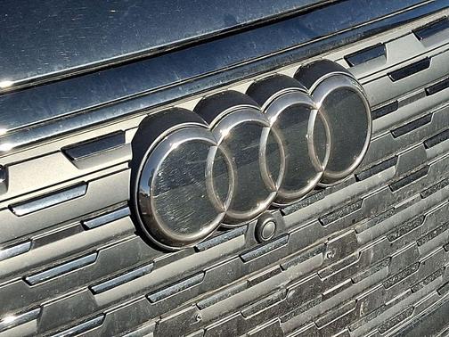 2022 Audi e-tron Premium Plus