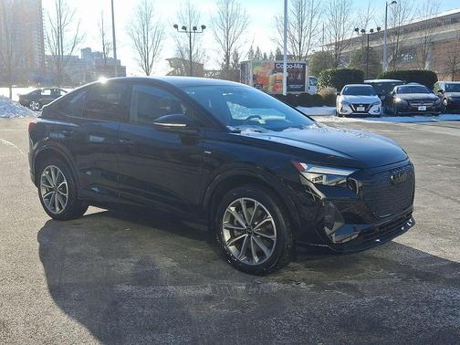 2022 Audi e-tron Premium Plus