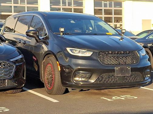 Brilliant Black Crystal Pearlcoat 2022 Chrysler Pacifica Hybrid Touring L