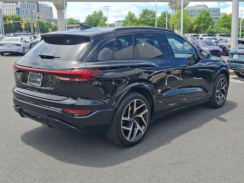 Mythos Black Metallic 2025 Audi SQ6 e-tron Premium Plus quattro