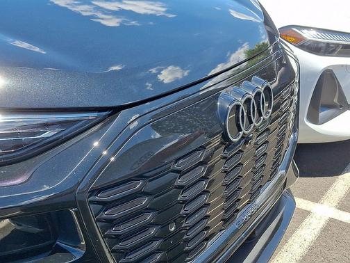Mythos Black Metallic 2025 Audi SQ6 e-tron Premium Plus quattro