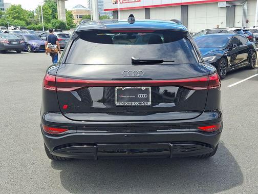 Mythos Black Metallic 2025 Audi SQ6 e-tron Premium Plus quattro