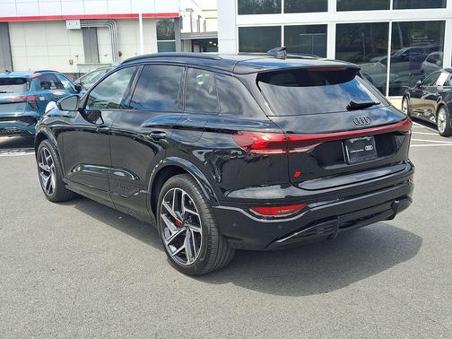 Mythos Black Metallic 2025 Audi SQ6 e-tron Premium Plus quattro