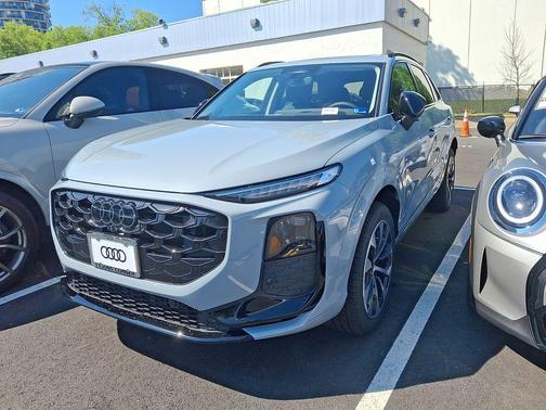 Arrow Gray Pearl Effect 2026 Audi Q3 TFSI quattro S tronic
