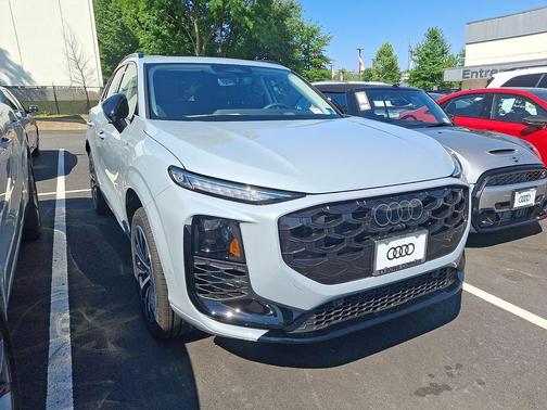 Arrow Gray Pearl Effect 2026 Audi Q3 TFSI quattro S tronic