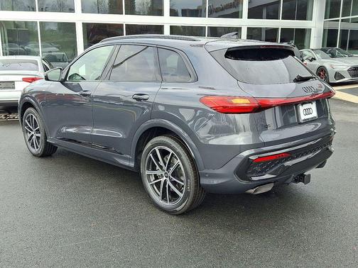 Tambora Gray Metallic 2026 Audi Q5 2.0T Technik