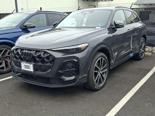 Tambora Gray Metallic 2026 Audi Q5 2.0T Technik