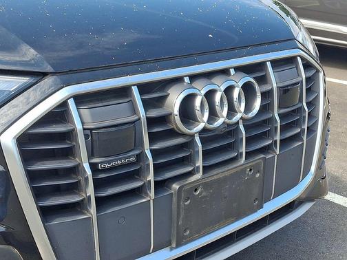 Mythos Black Metallic 2023 Audi Q7 45 Premium