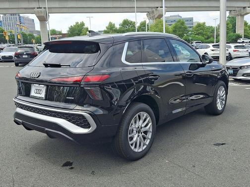 Mythos Black Metallic 2026 Audi Q3 TFSI quattro S tronic