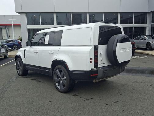 2024 Land Rover Defender 130 P400 Outbound