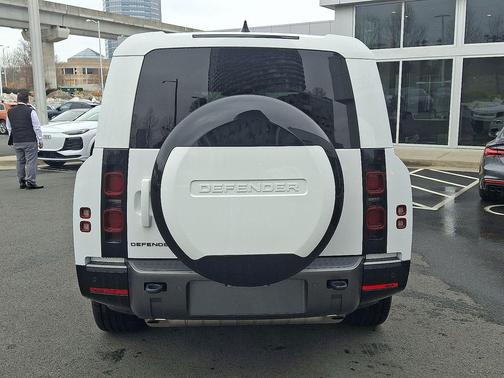 2024 Land Rover Defender 130 P400 Outbound