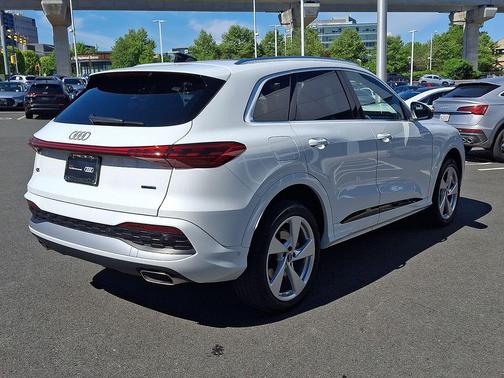 Glacier White Metallic 2025 Audi Q5 Premium Plus TFSI quattro S tronic