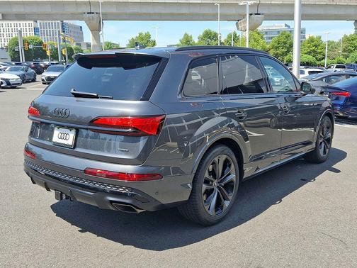 Daytona Gray Pearl Effect 2026 Audi Q7 55 Premium Plus