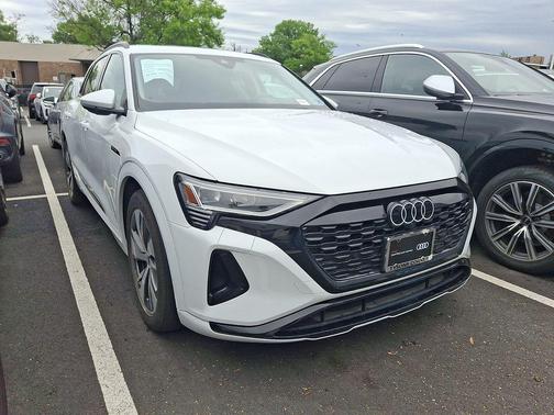 Glacier White Metallic 2024 Audi Q8 e-tron Premium
