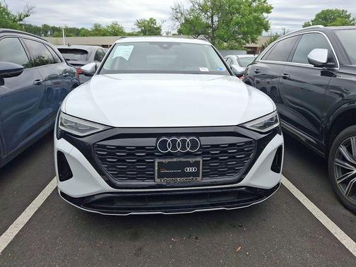 Glacier White Metallic 2024 Audi Q8 e-tron Premium