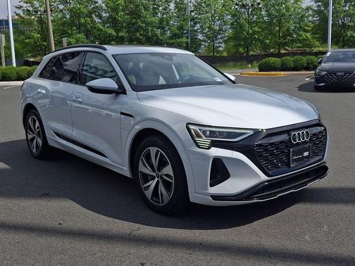 Glacier White Metallic 2024 Audi Q8 e-tron Premium