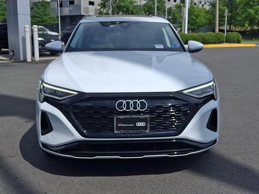 Glacier White Metallic 2024 Audi Q8 e-tron Premium