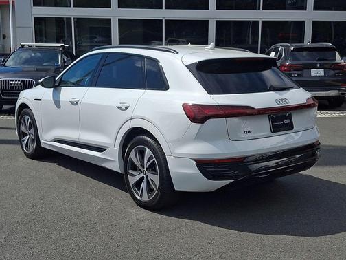 Glacier White Metallic 2024 Audi Q8 e-tron Premium
