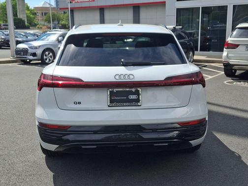 Glacier White Metallic 2024 Audi Q8 e-tron Premium