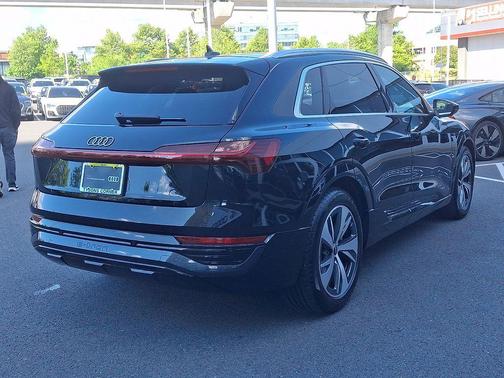 Mythos Black Metallic 2024 Audi Q8 e-tron Premium Plus