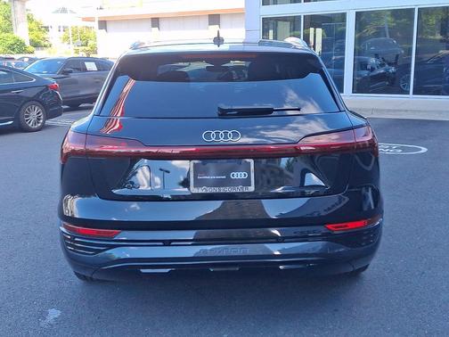 Mythos Black Metallic 2024 Audi Q8 e-tron Premium Plus
