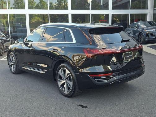 Mythos Black Metallic 2024 Audi Q8 e-tron Premium Plus