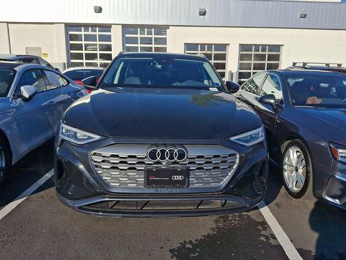 Mythos Black Metallic 2024 Audi Q8 e-tron Premium Plus